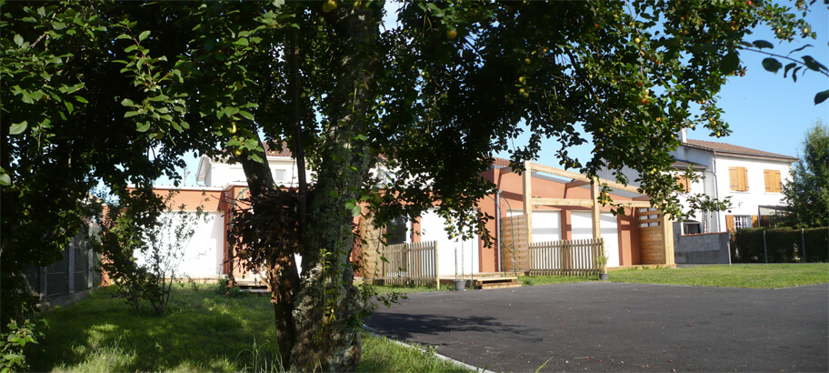 <span  class="uc_style_uc_tiles_grid_image_elementor_uc_items_attribute_title" style="color:#ffffff;">Appartement Bègles, jardin</span>