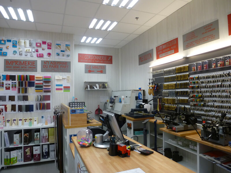 <span  class="uc_style_uc_tiles_grid_image_elementor_uc_items_attribute_title" style="color:#ffffff;">Boutique La-Teste-de-Buch  -vue intérieure)</span>