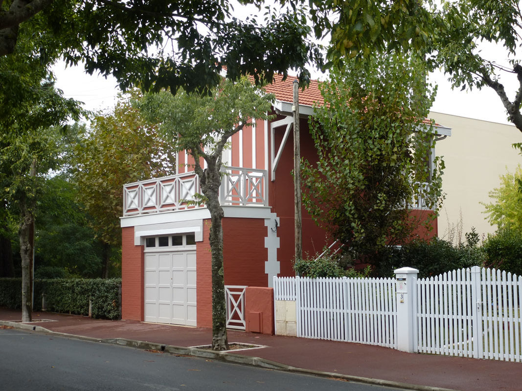 <span  class="uc_style_uc_tiles_grid_image_elementor_uc_items_attribute_title" style="color:#ffffff;">Maison Arcachon, droite</span>